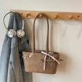Borsa sottobraccio marrone con fiocco decorativo e fibbia in metallo su gruccia - Cachi