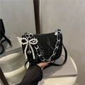 Borsa a tracolla nera plissettata con catena argento e ciondolo con fiocco di perle - Nero (Con Ciondolo in Perla)