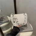 Borsa a tracolla bianca strutturata con catena argentata e ciondolo a fiocco di perle - Bianco (Con Ciondolo in Perla)