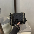 Elegante borsa a tracolla con paillettes nere e catena dorata per serate di gala - Nero