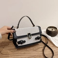 Bolso bandolera de lino en contraste blanco y negro con herrajes dorados y asa superior - Negro
