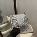 Borsa a tracolla argento testurizzata con fiocco di perle e catena spessa - Argento (Con Ciondolo in Perla)