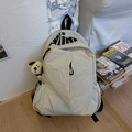 Mochila de nailon impermeable blanco crema con logo artístico negro y un colgante - Blanco Crema Con Colgante