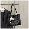 Dettaglio borsa shopper trapuntata nera con goffratura orso e spalline intrecciate - Orsetto in Rilievo (6773) / Pendente a Nuvola / Nero