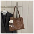Dettaglio borsa tote marrone goffrata con orsetti, tracolla intrecciata e ciondolo - Orsetto in Rilievo (6773) / Pendente a Nuvola / Marrone