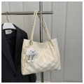 Dettaglio della borsa tote crema con trapuntatura a orsetto e manici intrecciati - Orsetto in Rilievo (6773) / Pendente a Nuvola / Bianco Sporco