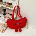 Simpatica borsa a tracolla rossa in tela a mezzaluna con ricamo e ciondoli in peluche - Rosso