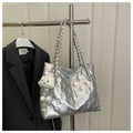 Dettaglio borsa shopper argento con orsetti traforati, manico intrecciato e ciondolo a nuvola - Orsetto in Rilievo (6773) / Pendente a Nuvola / Argento