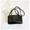 Dettaglio borsa tote in pelle lucida nera con scritte dorate e manici con nodi decorativi - Nero