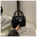 Mini-Handtasche aus schwarzem Leder mit silberner Schnalle und abnehmbarer Kette - Schwarz