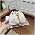 Bolso tipo cubo en pana beige con cordón de cadena dorada y detalles de perlas - Blanco