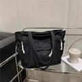Borsa tote in tela nera con tasche multiple e tiretto della cerniera con nodo bianco - Nero