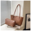 Braune gewebte Tragetasche mit passender Reißverschlusstasche aus glattem Leder - Braun
