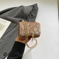 Elegante gewatteerde fluwelen crossbodytas in beige met gouden ketting en een kwastje - Khaki