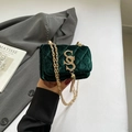 Gevoerde fluwelen schoudertas in donkergroen met gouden ketting en S-logo - Groen