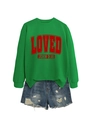 Detail van groene sweatshirt met rode Loved John print en denim short met rafels - S / Grasgroen