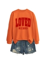 Detail van oranje sweatshirt met LOVED-opdruk en gescheurde korte spijkerbroek - S / Oranje