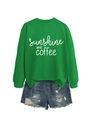 Gros plan de l'imprimé sunshine and coffee sur un sweat-shirt vert à manches longues - S / Vert Herbe (Police Blanche)