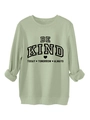 Détail du slogan Be Kind Today imprimé sur un sweat à col rond vert sauge - Vert olive
