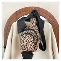 Detalle de riñonera con estampado de leopardo, cremalleras y correa negra ajustable - Estampado de Leopardo (8916)