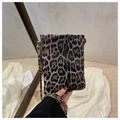 Primer plano del mini bolso bandolera de leopardo con cadena dorada elegante - Marrón