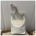 Beige tote tas van kunstleer met puppyborduurwerk en een zilveren botvormig ornament - Wit