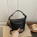 Zwarte gevlochten bucket bag met zilveren rits en verstelbare schouderriem voor dames - Zwart