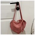 Detailaufnahme der herzförmigen Gingham-Schultertasche mit Schleife und rotem Karomuster - Rot