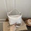 Witte geweven crossbody tas met handvat en zilveren rits voor dagelijks gebruik - Wit