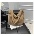 Detailaufnahme der braunen Cord-Hobo-Tasche mit Fokus auf die gestreifte Textur - Braun