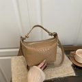 Gevlochten camel emmertas met verstelbare riem en chique handvat voor dames - Khaki