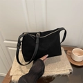 Elegante bolso tote negro mate con cremallera dorada y correa de hombro ajustable - Negro