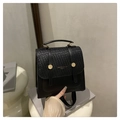 Sac à dos femme élégant en cuir tressé noir avec boutons métalliques dorés sophistiqués - Noir