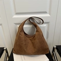 Große braune Wildleder-Einkaufstasche minimalistische Schultertasche auf weißen Büchern - Braun