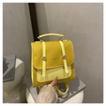 Mini sac à dos jaune à texture crocodile avec lanières et poignée contrastées - Jaune