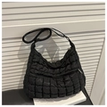 Detail der schwarzen Stepptasche mit Nylon-Textur und verstellbarem Schultergurt - Schwarz
