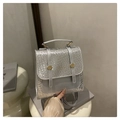 Sac à dos argenté motif crocodile avec détails dorés et bretelles polyvalentes pour femme - Argenté