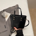 Glänzende schwarze Lackleder-Beuteltasche mit Goldnieten und abnehmbarem Schultergurt - Schwarz