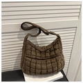 Detail der braunen gesteppten Cloud-Tasche mit Puffy-Nylon-Textur und breitem Schultergurt - Braun
