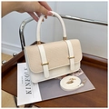 Dettaglio della borsa a scatola in pelle bianca e paglia intrecciata con finiture oro - Bianco
