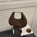 Retro dunkelbraune matte Halbmond Handtasche mit goldenen Schnallen und Schultergurt - Braun