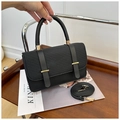 Dettaglio borsa a scatola nera con patta testurizzata ed eleganti inserti dorati - Nero