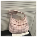 Détail du sac à bandoulière matelassé rose avec sangle réglable et fermeture éclair - Rose