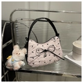 Sac croissant en jacquard rose avec nœud noir, breloque cœur et lapin en peluche - Rose avec pendentif