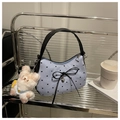 Sac à bandoulière bleu rayé avec imprimés cœurs et charme lapin en peluche - Bleu Brume Avec Charme