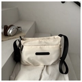 Bolso bandolera minimalista de nailon beige con correa negra y revista de moda - Blanco