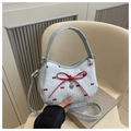 Détail du sac bleu clair avec imprimé nœud rouge et pendentif en métal en cœur - Rose bonbon