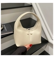 Detalle de un bolso hobo minimalista de cuero PU crema con doble cremallera y costuras - Negro