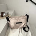 Borsa a tracolla leggera in nylon beige da donna con ampia tracolla nera - Cachi