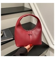 Detalle del bolso hobo de media luna rojo oscuro con doble cremallera y costura central - Rojo